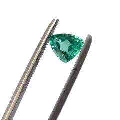 Emerald free form/trillion cut - 5 x 6 mm